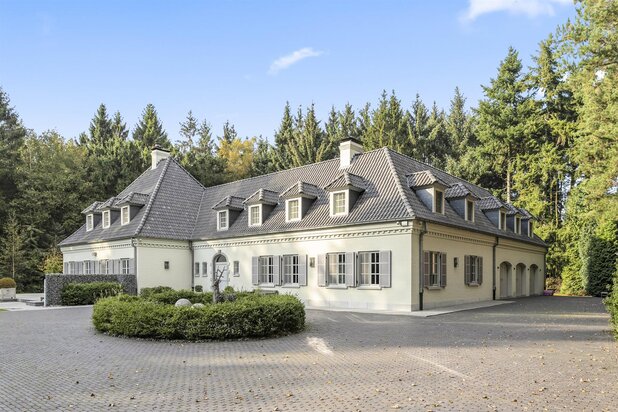 BRASSCHAAT - Ruime luxueuze villa met 5 slaapkamers en 4 badkamers op domein van 1,3 ha.