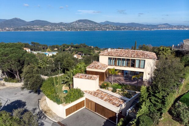 Uitzonderlijke villa met uitzicht op zee, gelegen in een prestigieus domein bij het binnenkomen van Saint-Tropez.