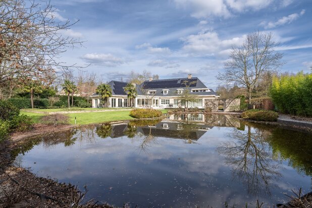 Exclusieve villa met binnenzwembad en 4 slpks op perceel van ca. 5.000 m² te Neerpelt