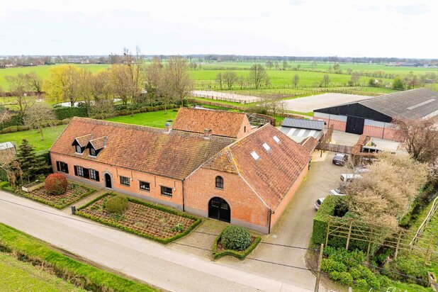 Exclusief landhuis met hippische accommodatie en binnenpiste op ca. 1,8 ha in Wuustwezel (Mogelijkheid tot aankoop van ca. 6 ha aangrenzend weiland)