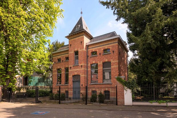 Stijlvolle gerenoveerde woning met prachtige parktuin