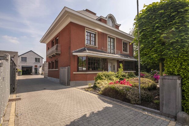 Prachtige meesterwoning met extra appartement, studio, kantoren en opslag