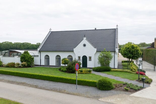 Villa met 2 stalgebouwen en 3,8 hectare weides te Bocholt