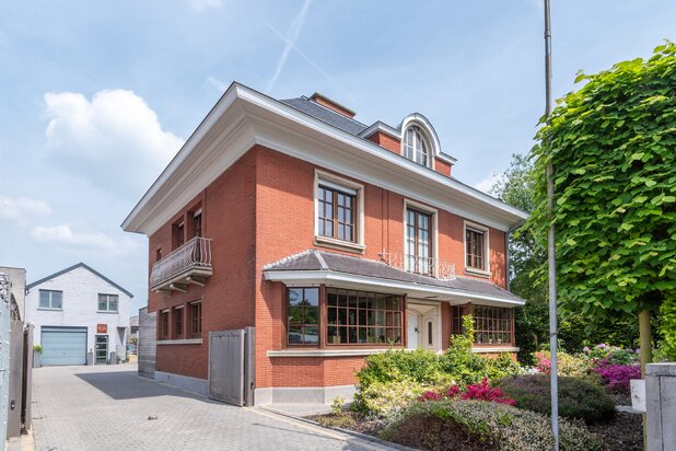 Meesterwoning met zorgflat, loft, burelen en opslag