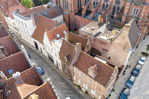 Karaktervol herenhuis met houten gevel te koop in Brugge