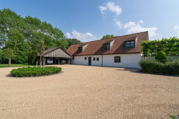 Prachtig landhuis met meerdere polyvalente bijhuizen, zwembad en prachtige zichten over de weidse polders