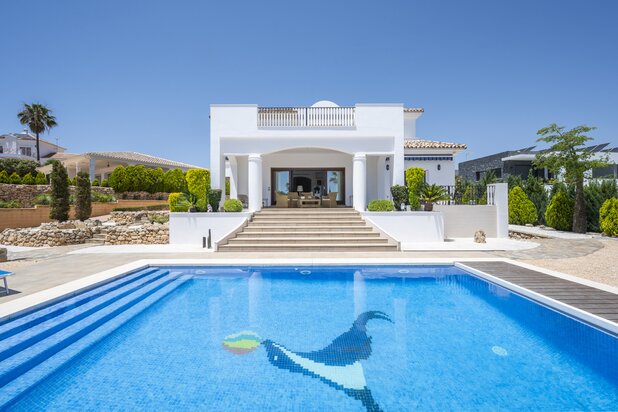 Villa in Andalusische stijl naast de golfclub van La Cala