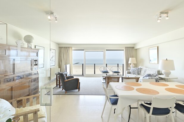 Spacious flat with frontal sea view on Albert Beach