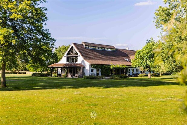 Uitzonderlijke landelijke villa met hoeve & terreinen op 122.100 m2