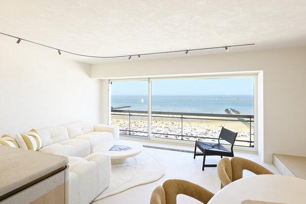 Wide flat (>5.5m) with spectacular sea view on Zeedijk-Knokke