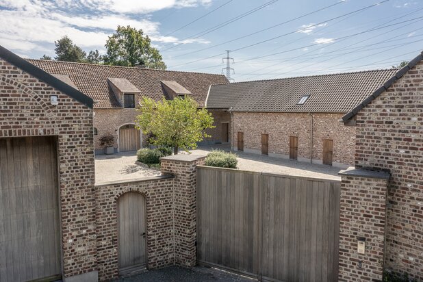 Idyllisch gelegen hoeve met prachtige binnenplaats. 