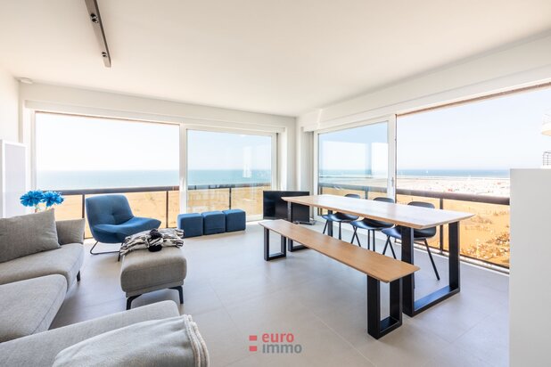 Zeedijk-appartement met FENOMENALE VERGEZICHTEN op de zee, het zandstrand en de zeedijk!