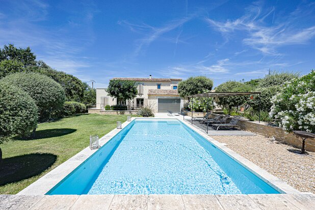 Villa met zwembad en panoramisch zicht tussen Gordes en Beaumettes.