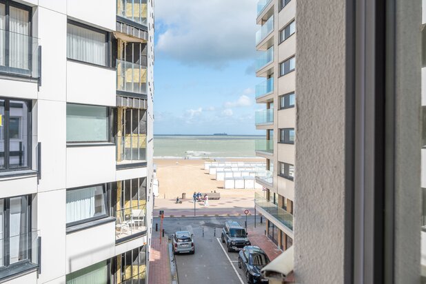 Appartement de 3 chambres entièrement rénové avec vue latérale sur la mer