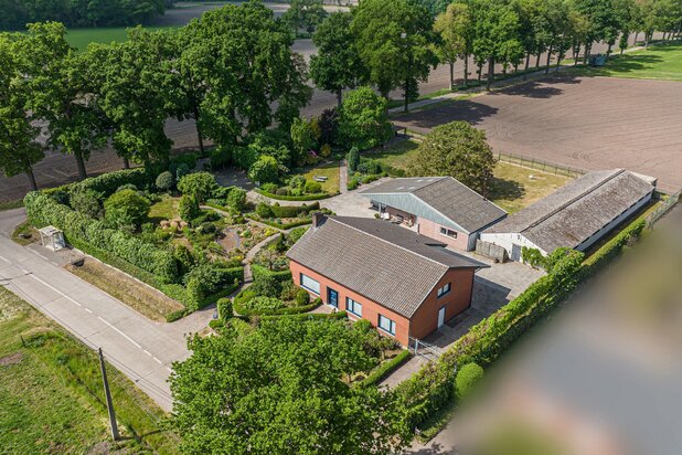 In het Hoogstraatse Meerle treffen we op een perceel van ca. 3898 m² deze ruime woning met polyvalente bijgebouwen.