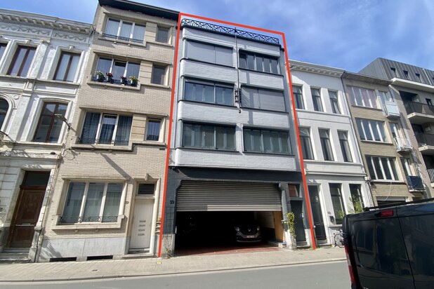 Handelspand met drie appartementen op +/- 333 m2