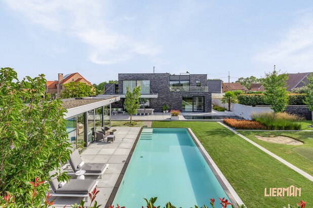 Luxueuze moderne villa op 17a42 met zwembad en poolhouse