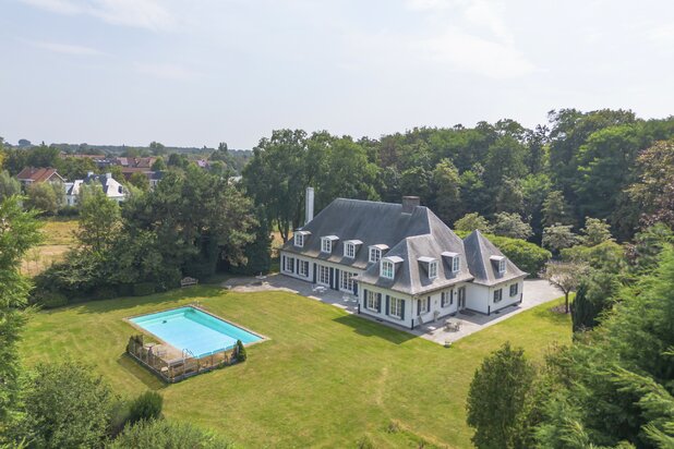 Te renoveren villa met Franse allures in oase van groen