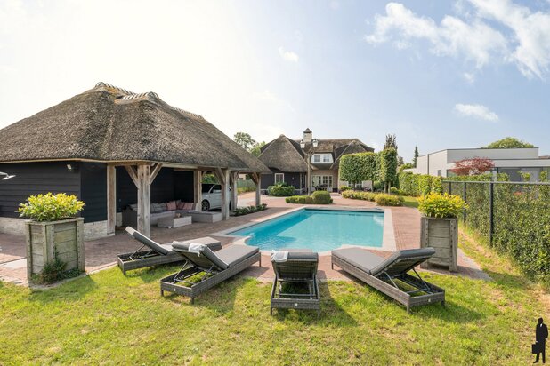 Rietgedekte villa met zwembad, poolhouse, weiland op 2.226m²