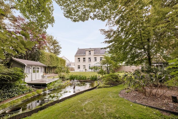 Uniek gerenoveerde meesterwoning met prachtige parktuin