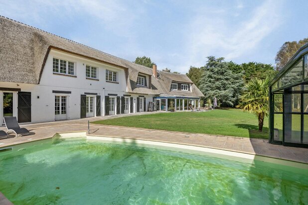 Luxurious property on approximately 1.8 ha with swimming pool and tennis court for sale in Gijvelde (France).