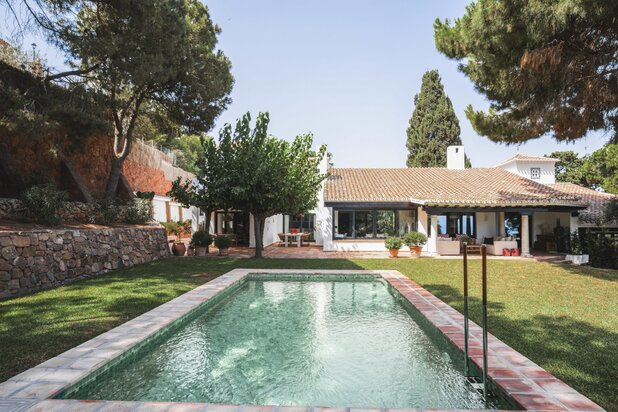 Charmante villa in Andalusische stijl, onlangs gerenoveerd, naast een golfbaan