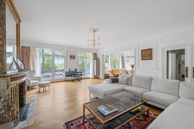 Spacious and splendidly renovated apartment with open views