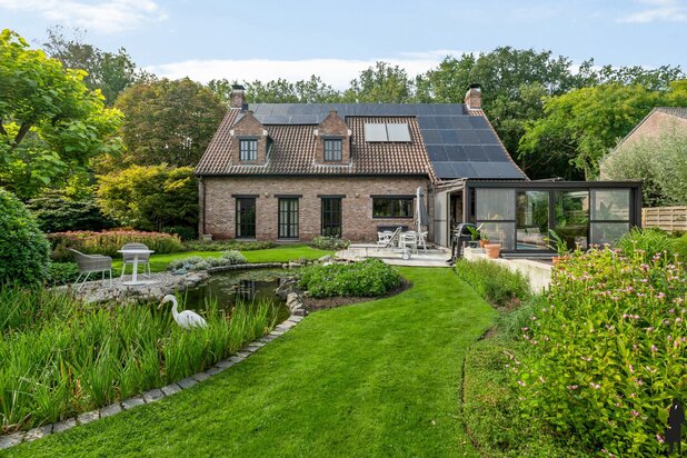 Goed onderhouden instapklare villa met verwarmd zwembad op ca. 1.195 m². 