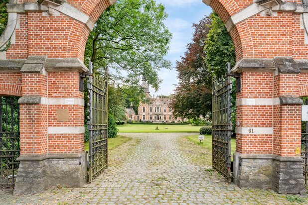 Grand appartement de château dans un domaine de parc unique !