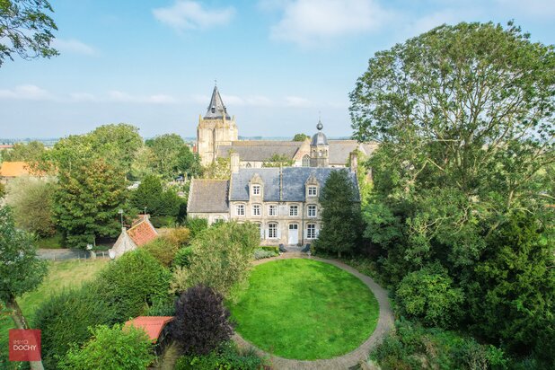 Zeer rustig gelegen, volledig gerestaureerd landhuis (voormalige pastorij) te Houtem