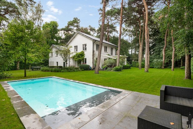 Villa gelegen op een uniek binnenperceel van ca. 2.500m²