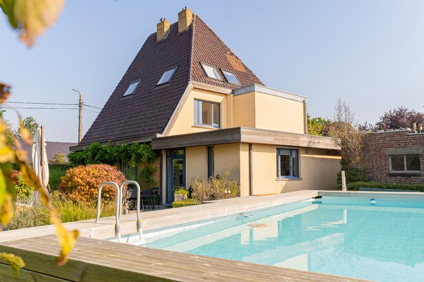 Imposing villa with swimming pool in the Estaimbourg countryside