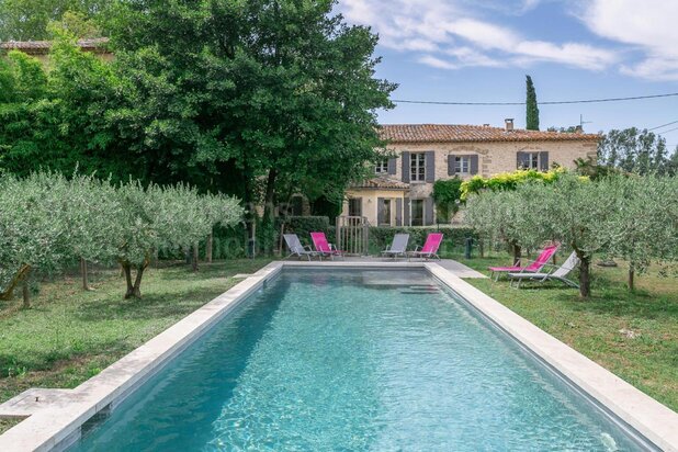 Stone farmhouse with swimming pool for sale in Saumane de Vaucluse