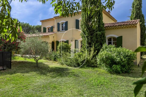 Beautiful property with pool and outbuilding for sale near Pernes les Fontaines