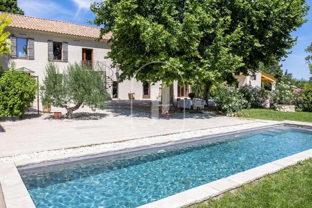 Hedendaagse boerderij met zwembad en bijgebouwen te koop in Provence