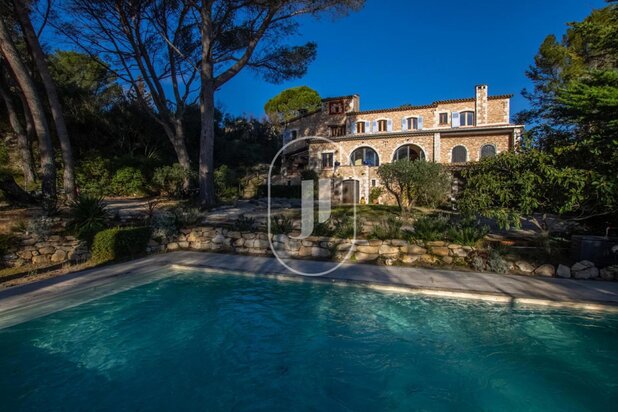 Eigendom met aangelegde tuin en zwembad te koop in Villeneuve les Avignon