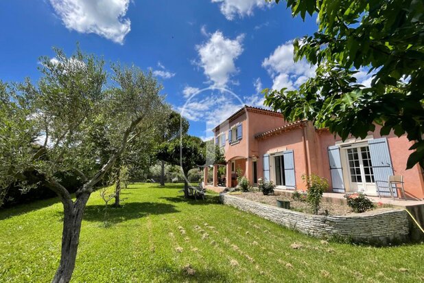 Quiet house for sale in Paradou