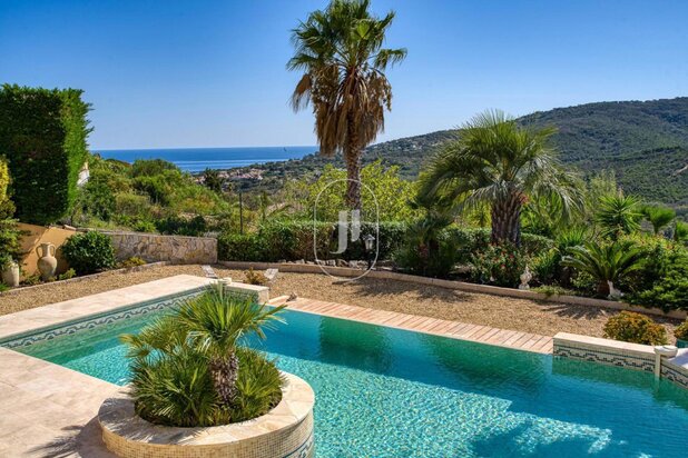 Exclusive - Villa with sea view and surrounding hills for sale in Les Issambres