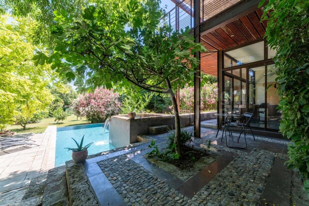 Contemporary house with view of the historic monuments of Uzes