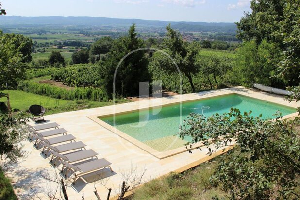 Authentic, renovated 300 sqm farmhouse in 1.4 hectares of grounds with commanding view, 25 minutes from Uzès