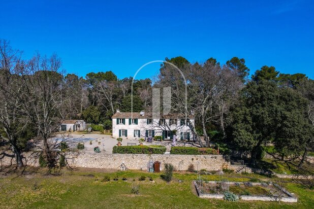 Exceptionally situated farmhouse and 4 hectares for sale 10 min from Uzès