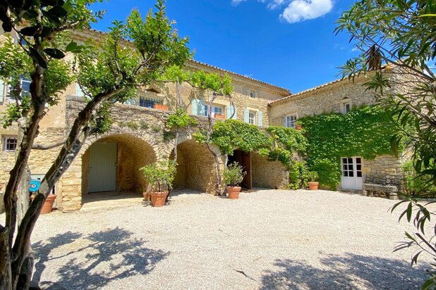 Prestigious Mas for sale 20mn from Uzes