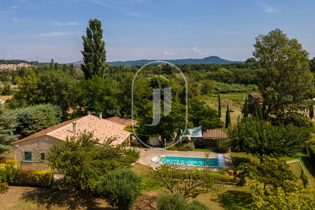 Charming single-storey villa with luxuriant garden for sale just outside Uzès