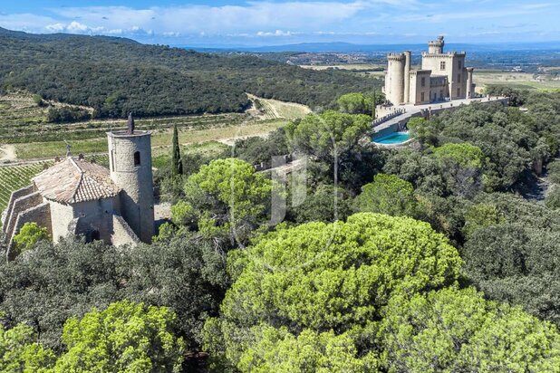 Exceptional castle with panoramic views and pool for sale in Provence