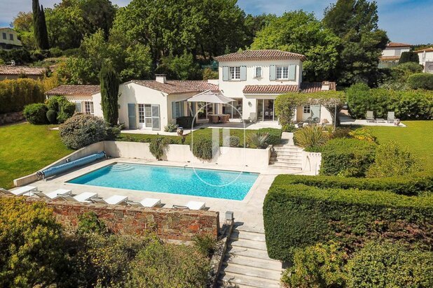 Prachtige villa en gastenvilla met zeezicht te koop in Grimaud