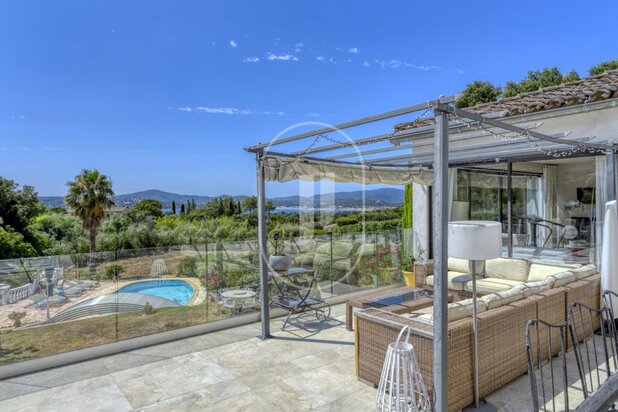 Prachtige Provençaalse villa met panoramisch uitzicht op zee te koop in Grimaud