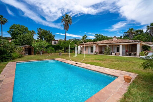 Single-storey villa for sale, halfway between Grimaud village and Sainte-Maxime town