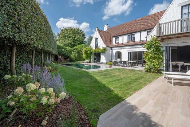 Spacious, cosy house with pool