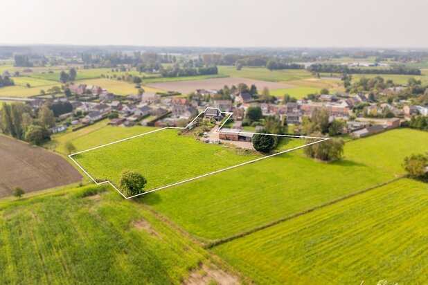 Grande maison avec dépendance intéressante et prairies sur environ 1,1 hectare.