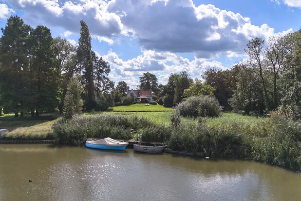 VERKOCHT. Authentieke bel-époque cottage op een buitengewoon perceel van een hectare groot gelegen aan de Leie.